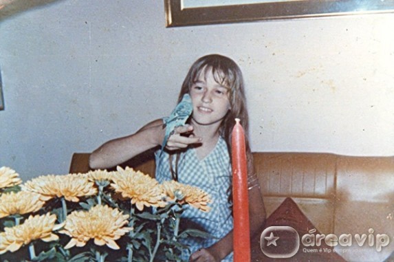 Xuxa posta foto da infância