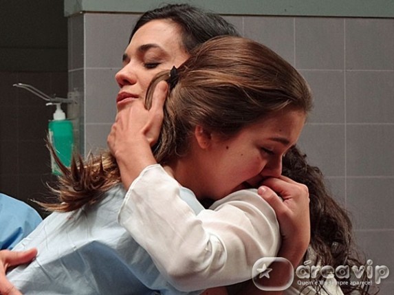 Amor Eterno Amor - Clara deixa seu corpo e reencontra a mae durante a cirurgia