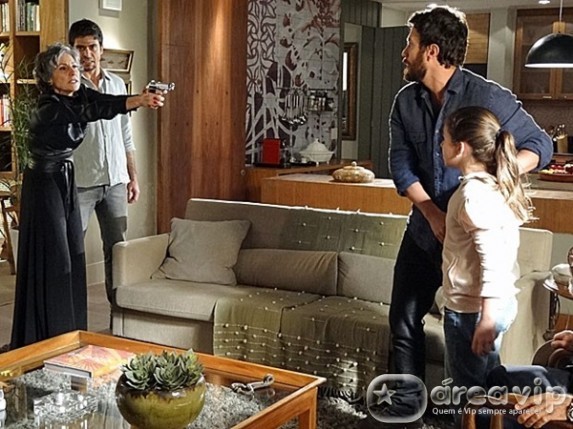 Amor Eterno Amor - Zenobio faz Melissa errar o tiro em Rodrigo, mas acaba acertando Clara