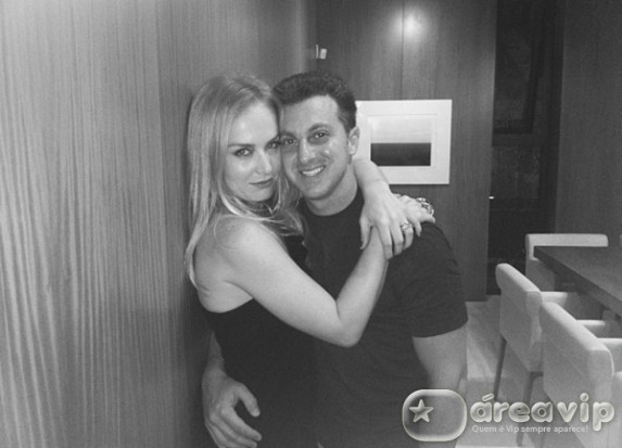 Angélica se declara para o marido
