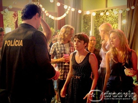 Avenida Brasil - Nina cai em armadilha de Max