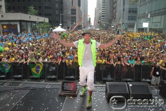 Latino se emociona em show no Brazilian Day em Nova York