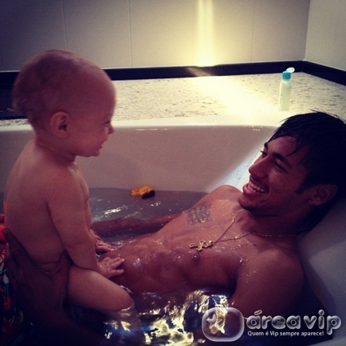 Neymar posta foto com o filho na banheira
