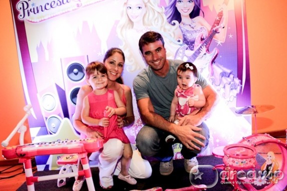 Patricia e Guilherme com as filhas