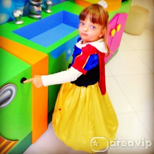Rafaella Justus se fantasia de Branca de Neve