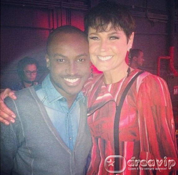 Cantor Thiaguinho posta foto ao lado de Xuxa