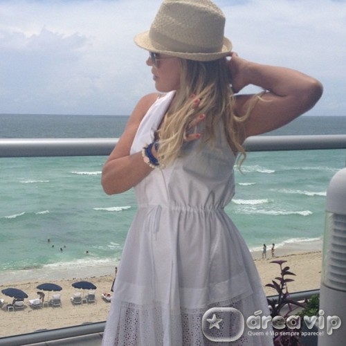 Zilu mostra vista do seu apartamento em Miami