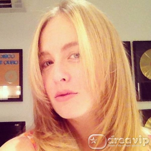 Angélica aparece sem maquiagem em foto