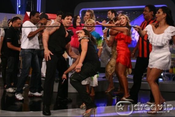 Cante Se Puder entra no clima da Bahia e recebe o grupo É o Tchan