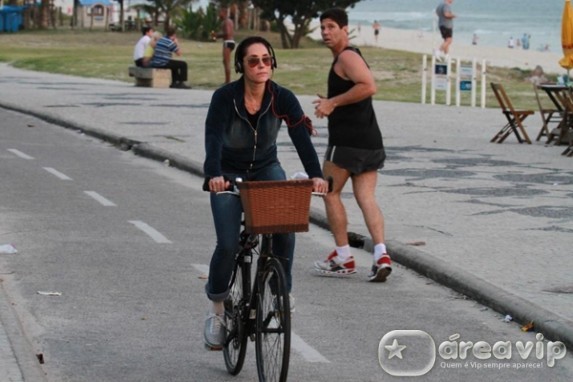 Christiane Torloni passeia de bicicleta