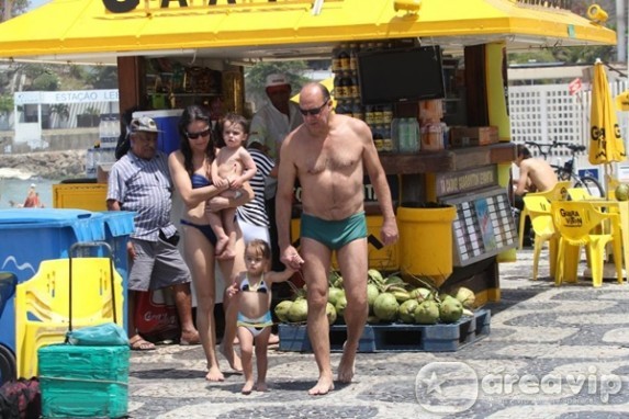 Claudia Mauro e Paulo César Grande curtem praia com os gêmeos