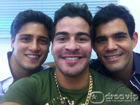 Thiago Martins posta foto com colegas de elenco de ‘Avenida Brasil’