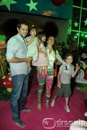 Giovanna Antonelli com o marido e os filhos