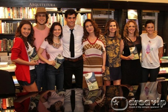Famosos vão em lançamento de livro de Juliano Cazarré