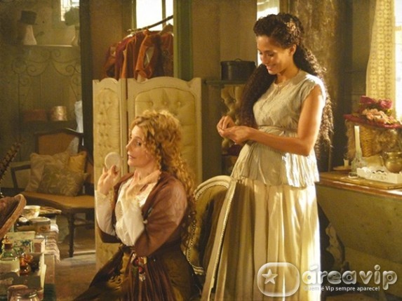 Lado a Lado - De barrigao, Isabel revela se uma camareira muito competente