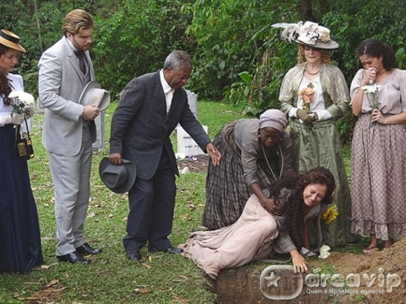 Lado a Lado - Isabel se desespera ao ter que se despedir do filho morto