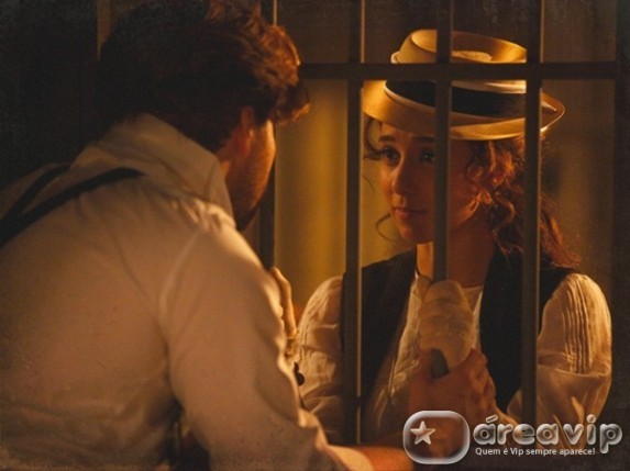 Lado a Lado - Laura apoia a coragem de Edgar