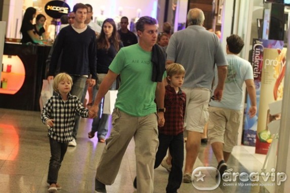 Luciano Huck leva os filhos ao cinema