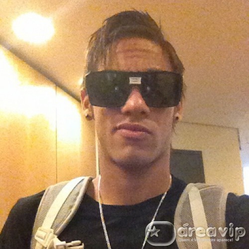 Neymar posta foto com novo look
