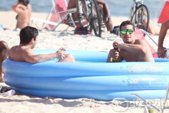 Thiago Martins se refresca em piscina infantil em praia carioca