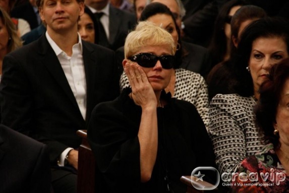 Xuxa se emociona em missa de Hebe Camargo