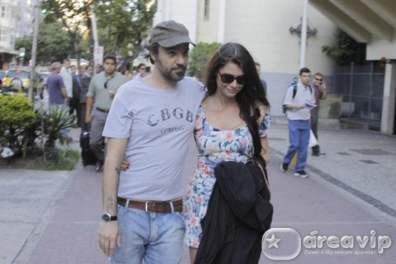 Alinne Moraes passeia com o namorado