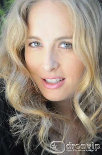 Ivete parabeniza Angélica pelo Twitter