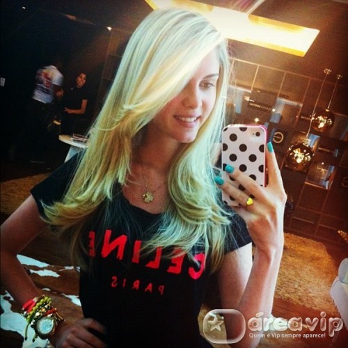 Bárbara Evans posta foto do novo visual