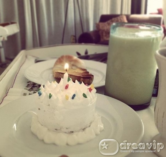 Angélica ganha surpresa de café da manhã no dia de seu aniversário