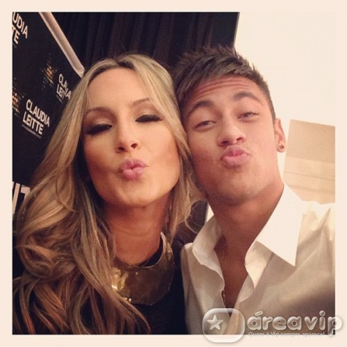 Neymar posta foto fazendo biquinho ao lado de Claudia Leitte