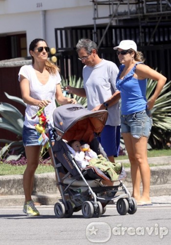 Cynthia Howlett passeia com o filho em orla carioca