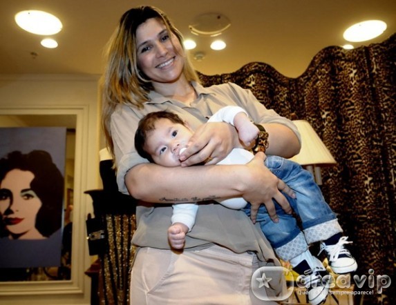 Dani Souza passeia com o filho em shopping de Sampa