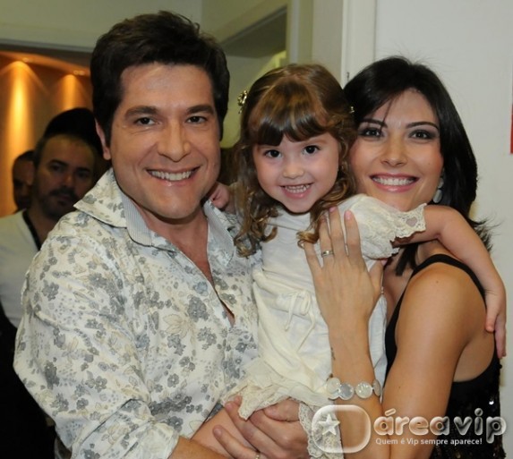 Daniel recebe esposa e filha na plateia de seu show