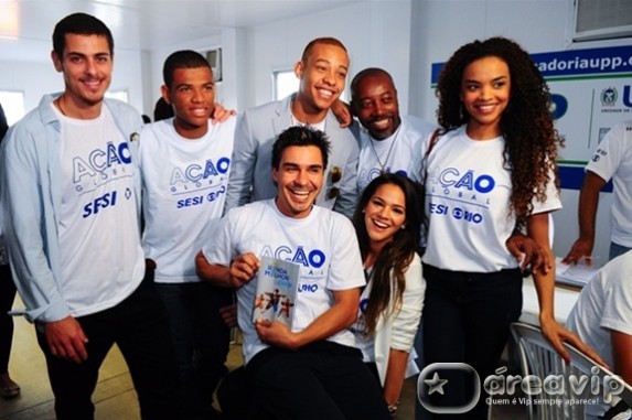 Elenco de ‘Salve Jorge’ anima evento no Complexo do Alemão