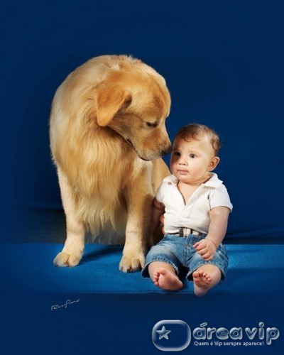 Priscila Pires posta foto do filho com cachorro