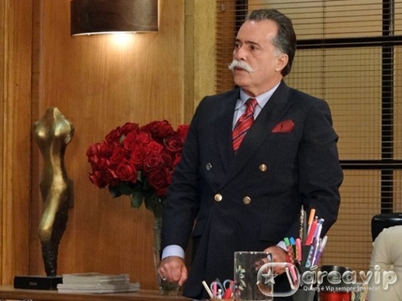 Roberta flagra Otávio no escritório de Charlô