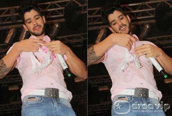 Gusttavo Lima ganha peça íntima de fã durante show