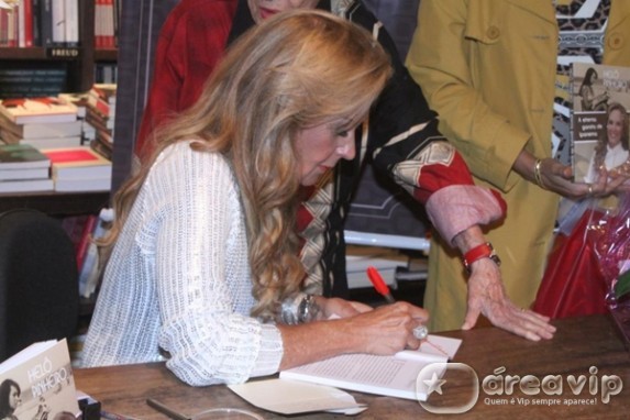 Helô Pinheiro lança biografia no Rio