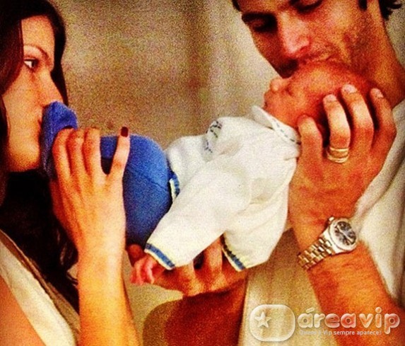 Mãe de Isabeli Fontana nega que a filha e Henri Castelli estão juntos