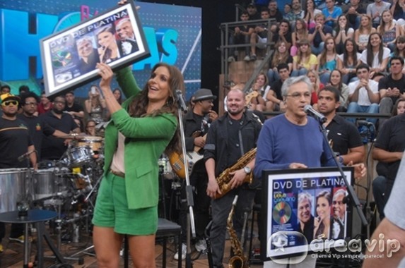 Ivete Sangalo e Caetano Veloso recebem CD de platina no ‘Altas Horas’