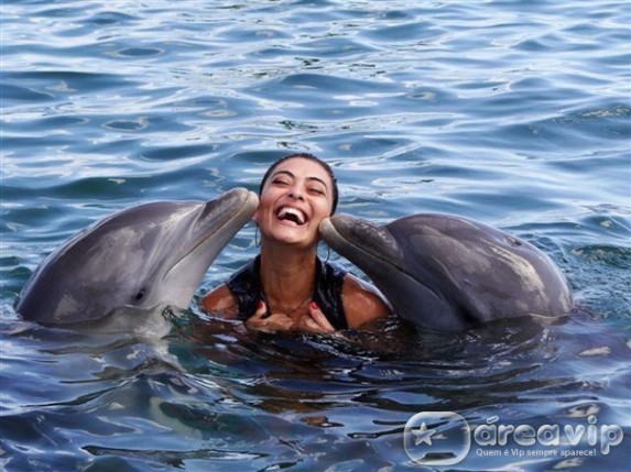 Juliana Paes posa com golfinhos nas Ilhas Cayman