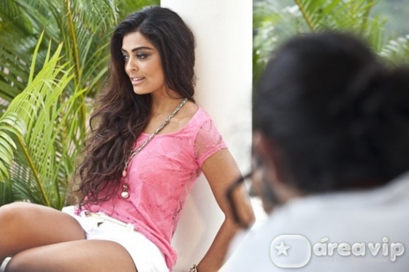 Juliana Paes posa para campanha de Natal