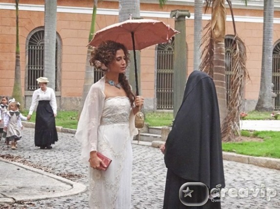 Lado a Lado - Madre estranha a presença de Isabel na escola
