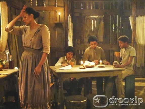 Lado a Lado - Zenaide fica tensa com a prosa dos meninos