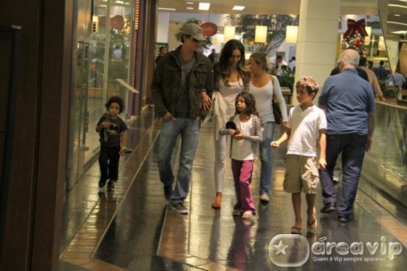 Marcio Garcia passeia com a mulher e os filhos em shopping