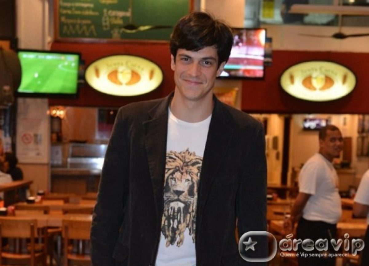 Mateus Solano fala para Renata Vasconcellos sobre o sucesso de Félix -  Portal Área VIP