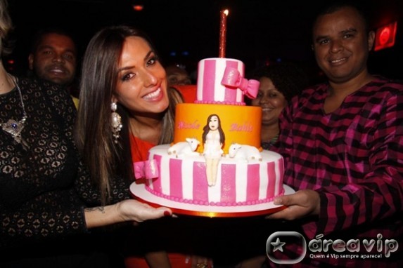 Nicole Bahls comemora aniversário em boate carioca