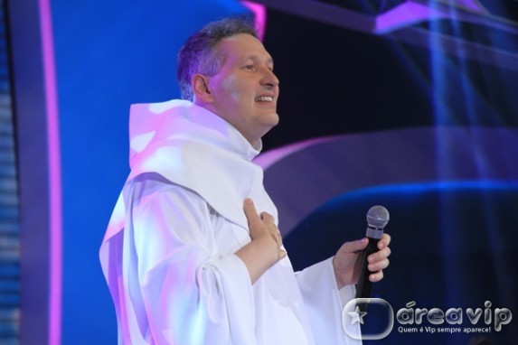 Raul Gil recebe o Padre Marcelo Rossi em seu programa