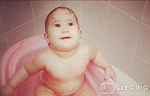 Cantora Perlla posta foto da filha