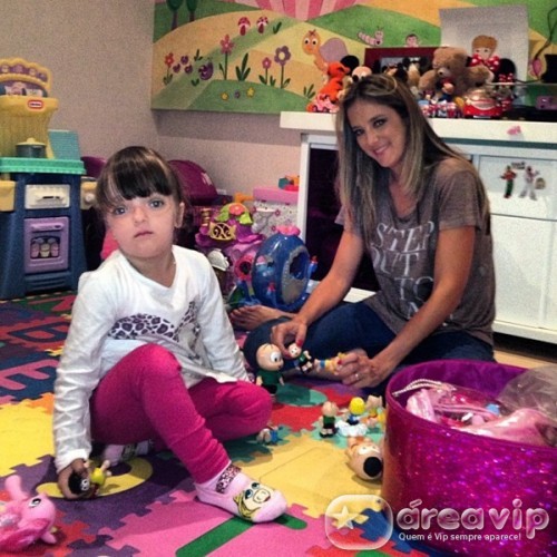 Roberto Justus posta foto de Tici brincando com a filha